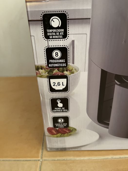 Airfryer usada, 2,6l cap., 8 programas, painel tatil