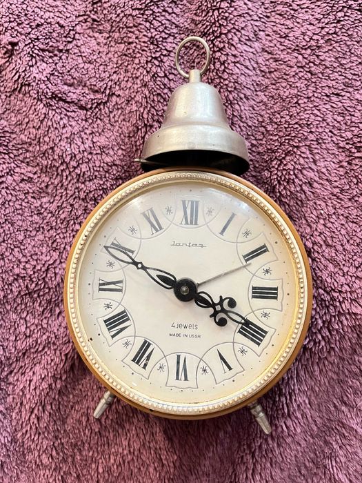 Stary mechaniczny budzik z dzwonkiem Jantar 4 jewels