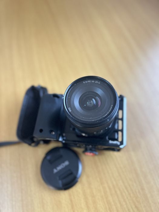 Sony A6100 APS-C 24MP 4K + 10-20mm Grande Angular + Extras