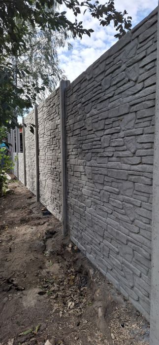 Montaż płotów betonowych , panelowych .