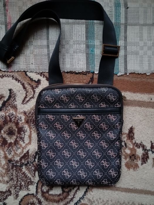Продам барсетку guess