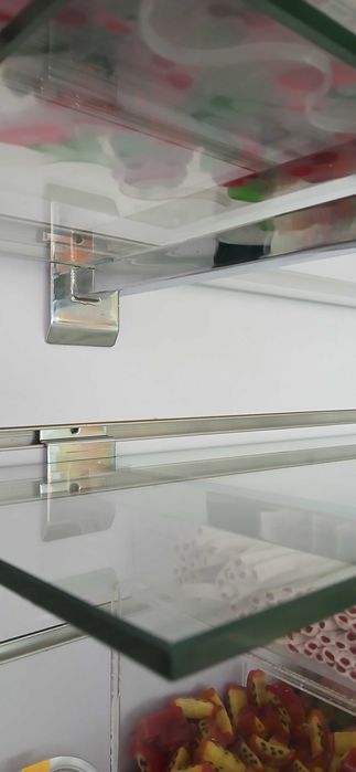 Prateleira de madeira e vidros