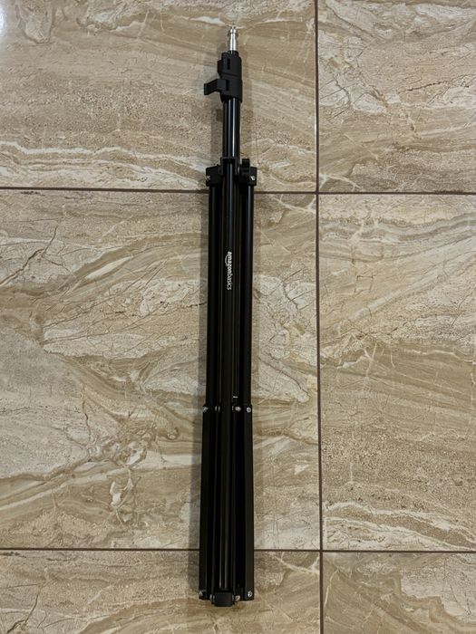 Штатив приблизно 2-3 метра