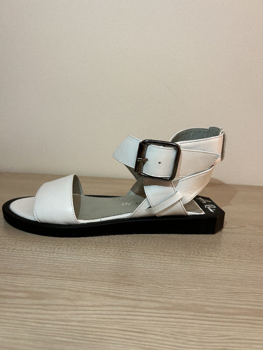 Білі босоніжки..