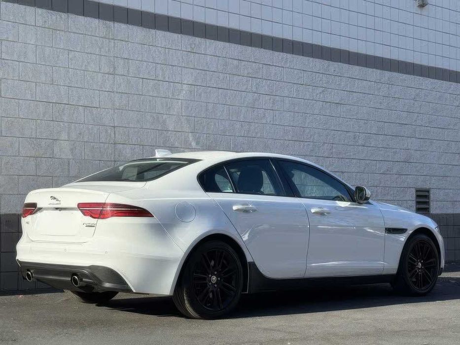 Jaguar Xe      2020