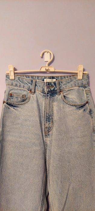 Wide High Jeans, wysoki stan, proste, szerokie nogawki i przetarcia