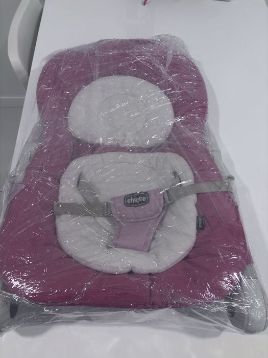 Espreguiçadeira Chicco Rosa Reclinável com Brinquedos