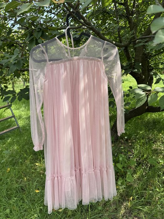 Дуже красива сукня. В чудовому стані. На зріст від 128 до 140 см