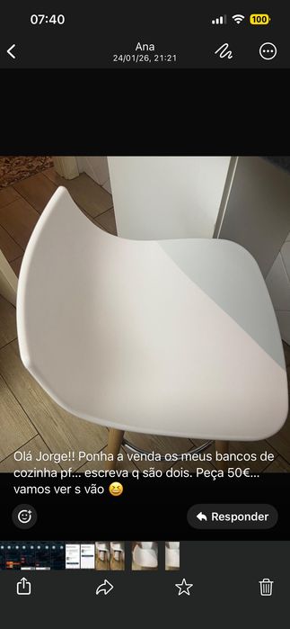 Vendo mesa de sala mais dois bancos em bom estado