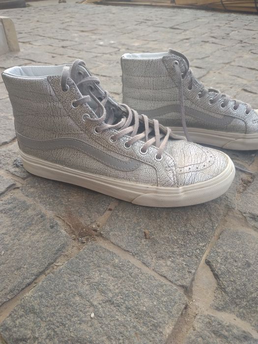 серебристые кроссовки Vans