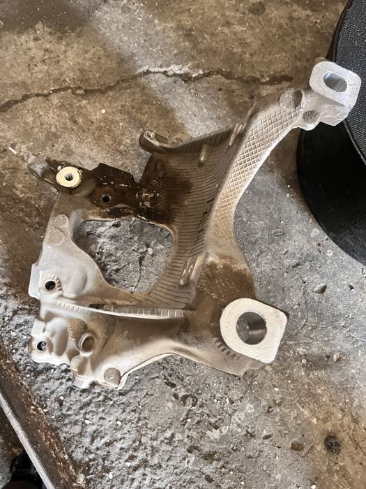 Правий Кронштейн підрамника 8W0.399.296 E, Audi A4 B9 2016-2022