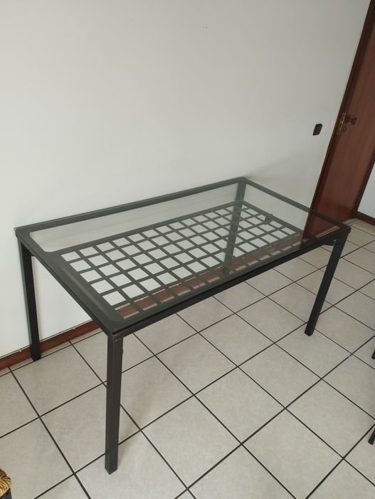 Mesa de vidro e cadeiras