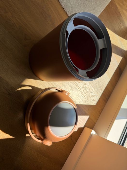 Muda-fraldas Original Leander Matty bege com balde para fraldas em camel de Wee-Too