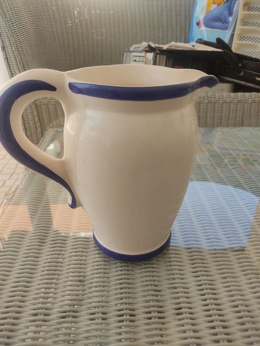 Jarro de vinho branco pintado à mão.