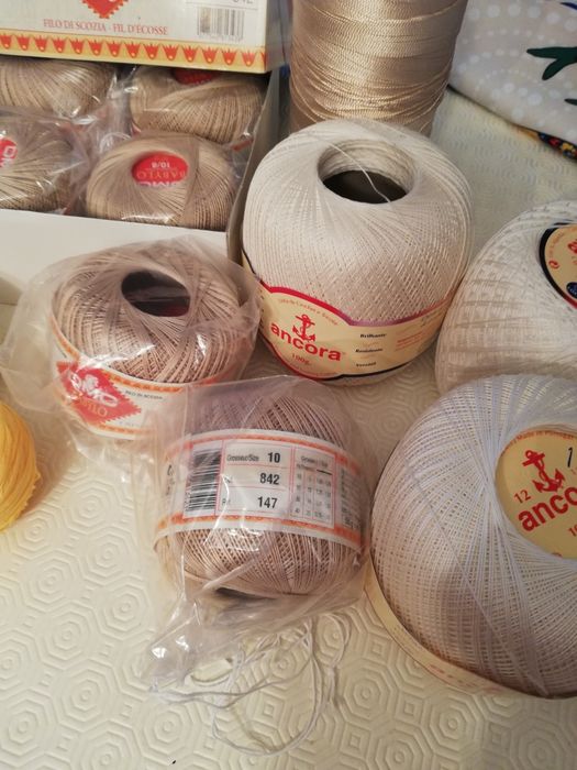 Bobine e novelos de linhas para costura e agulhas de tricot