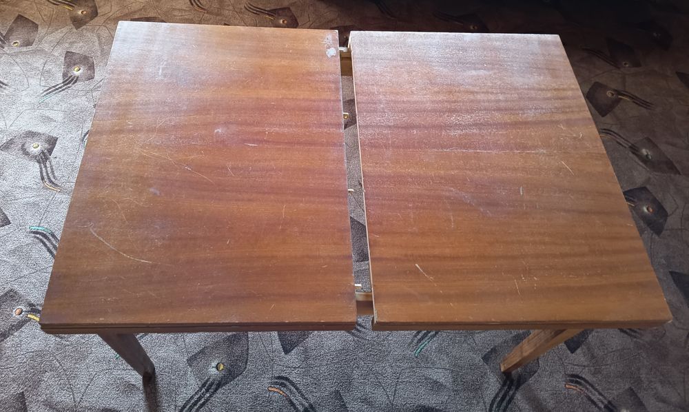 Продам розкладний стіл в м.Хуст