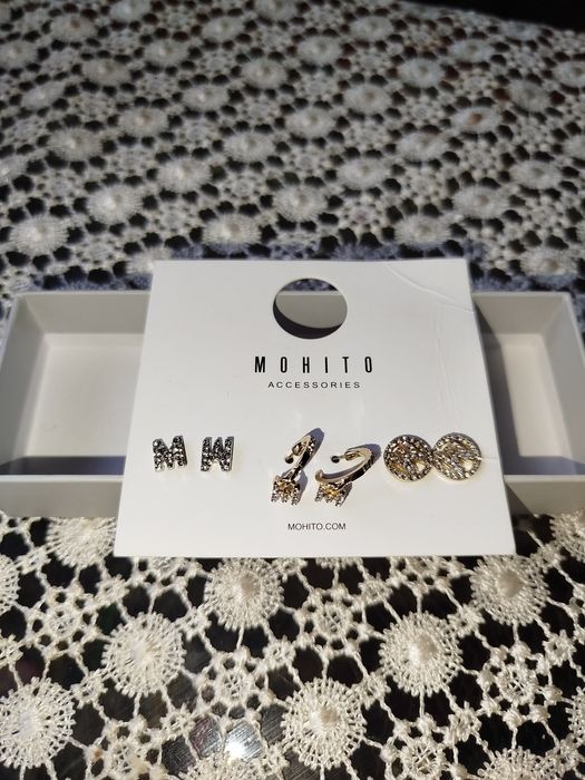 Piękne nowe kolczyki Mohito literki kółka cyrkonie srebrne złote