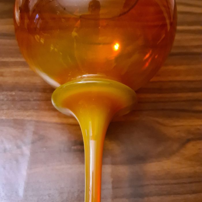 Kielich prof. Horbowy. Szkło barwione w masie antico. 30 cm wysokosc