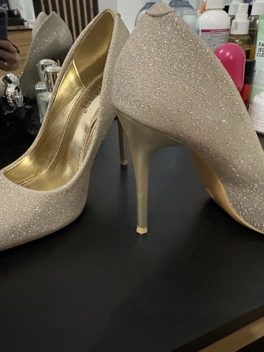 Szpilki blyszczace, raz ubrane