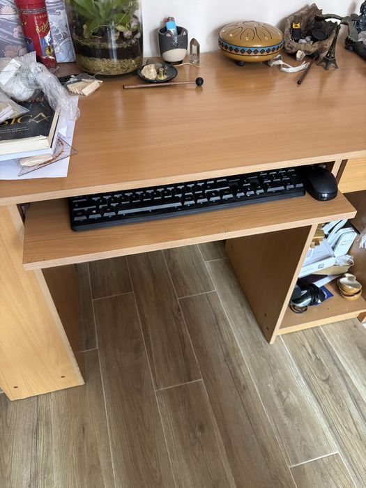 Secretaria com uma gaveta