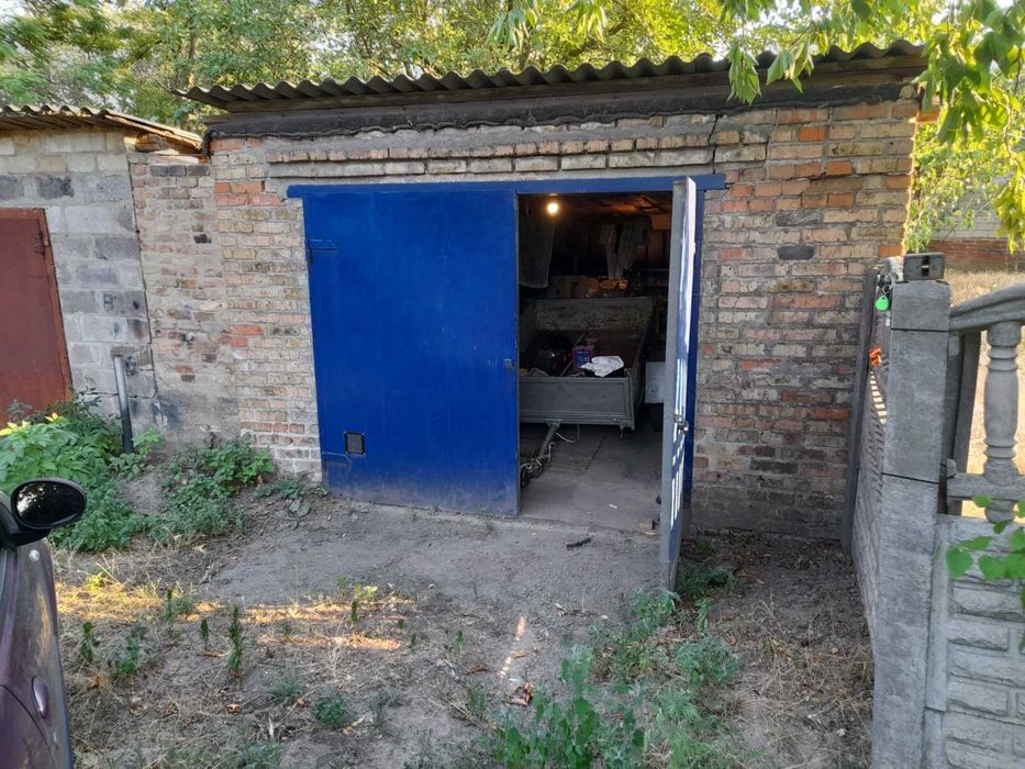 Капітальний гараж у жилому кварталі.Яма, світло, питна вода, підвал