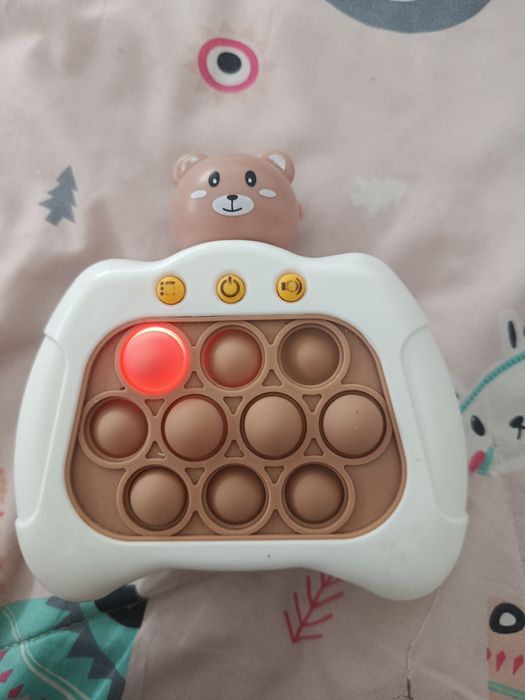 Já vem com pilha dentro do brinquedo funciona muito bem