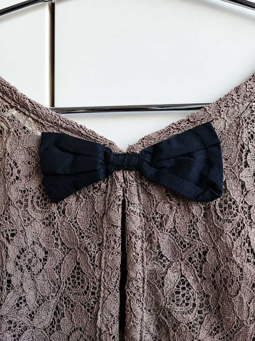 Blusa Rendada Taupe com Laços Pretos nas Costas - See U Soon