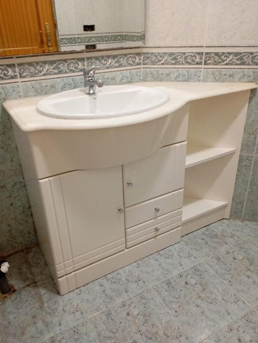 Móvel de WC com espelho e torneira