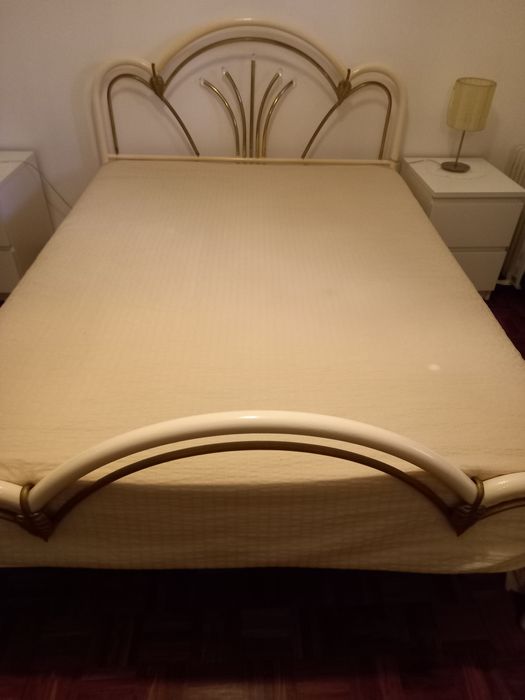 Cama de ferro antiga