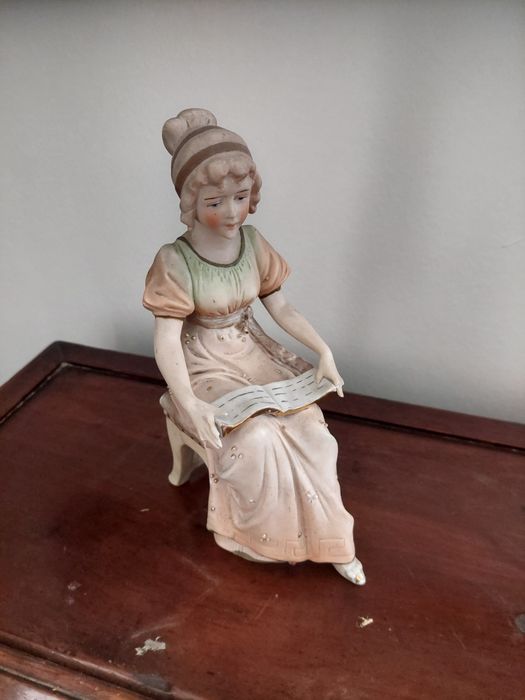 Rara escultura em porcelana europeia