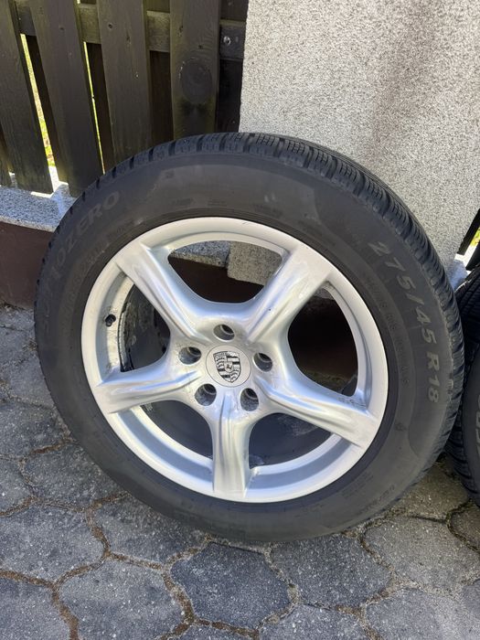 Oryginalne felgi Porshe z oponami zimowymi.