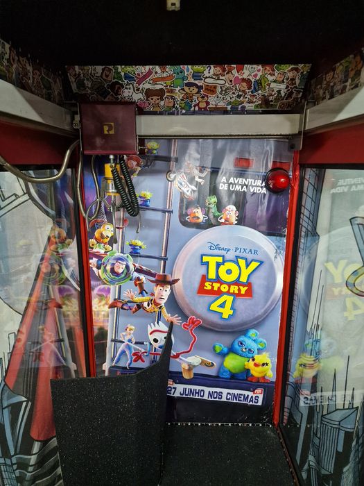 Máquina de brindes grua tema Toy Story Disney