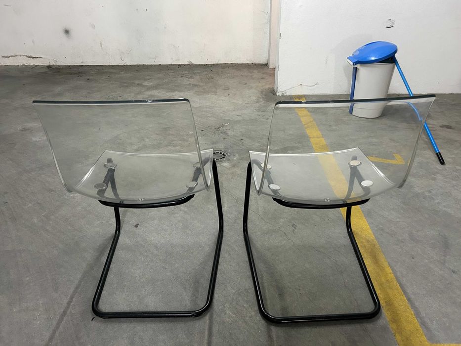 2 Cadeiras em Acrílico.