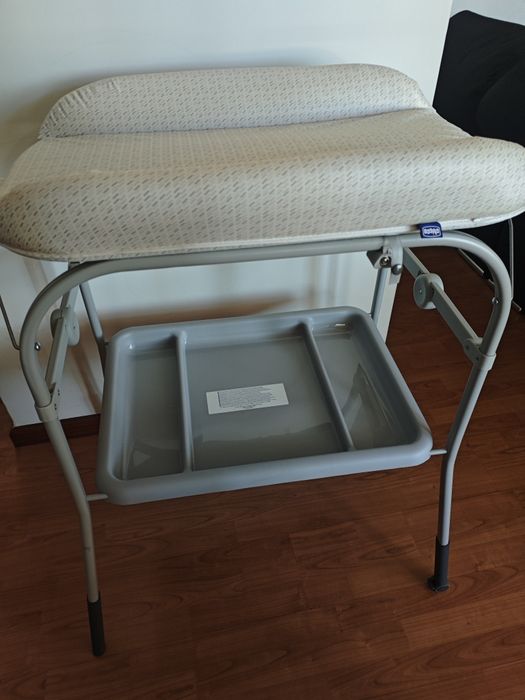 Muda fraldas com banheira