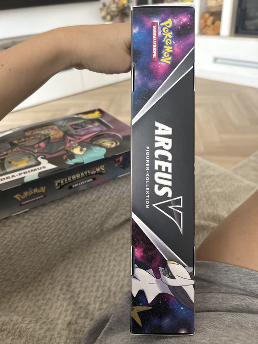Arceus V Figure Collection- NEW po niemiecku