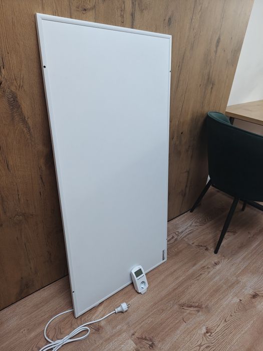 Grzejniki na podczerwień 700 W plus termostat elektroniczny.