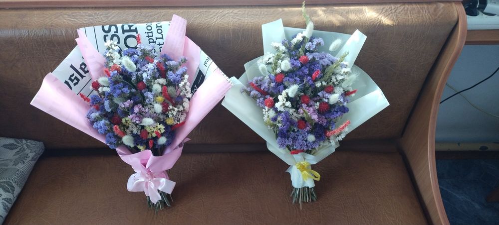 Сухоцвіт кермек в букеті вже сухий