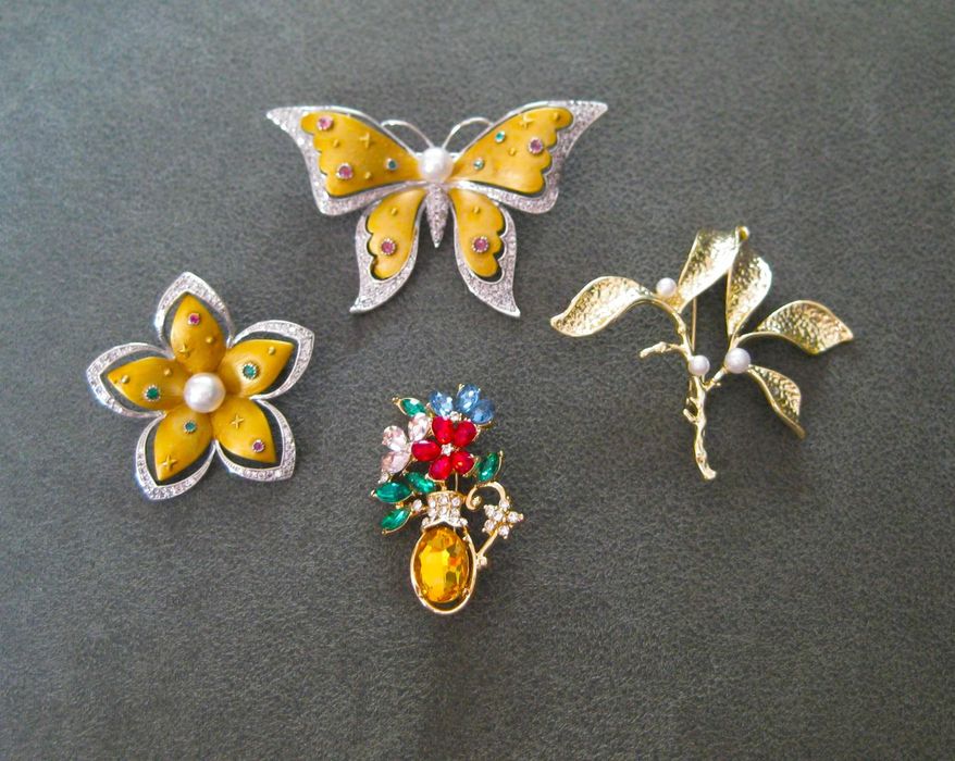 Alfinete / Broche / Pregadeira Flor Dourada c/ Perola e Brilhos NOVO