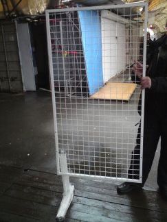 Торговое оборудование -Сетки,рамы на ногах 2*1,сетчатые стенды