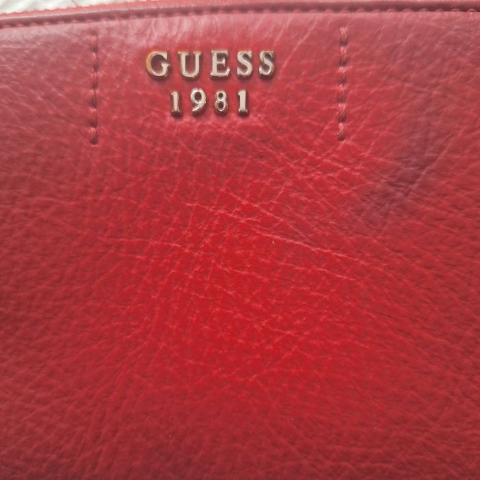 Portfel czerwony Guess.