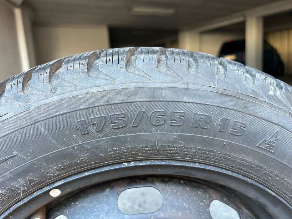 Jantes 15 com pneus  Michelin novos 175/65. Conjunto de 4 c/ Tampões.