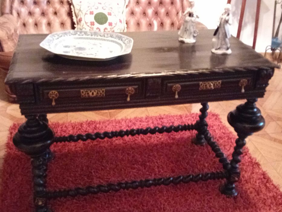 Mesa bufete  antiga  em bom estado
