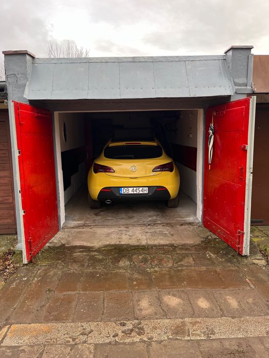 Sprzedam  garaż w szeregowce