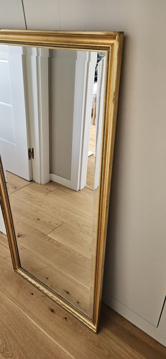 Lustro w pozłacanej ramie