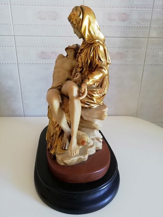 Estatueta La Pietá