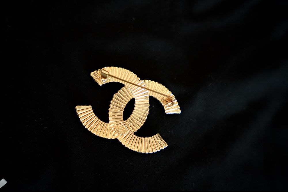 Broszka Chanel,