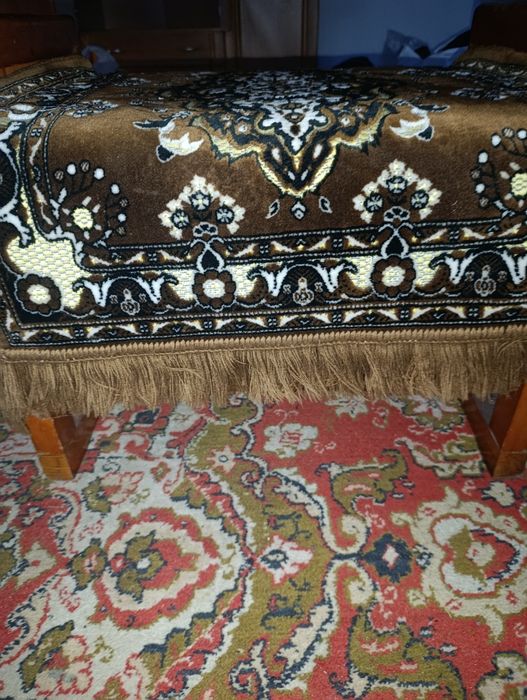 Продам диван, до дивану віддам пуфік та килим(на підлозі) Самовивіз