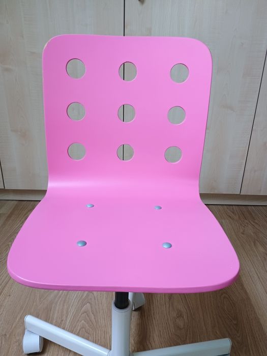 Krzesła obrotowe Ikea Jules niebieskie i różowe.