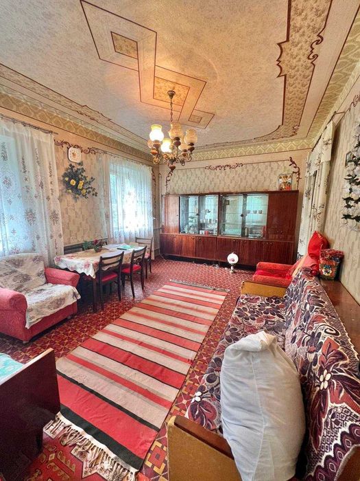 Продається ВИДОВИЙ 2-х поверховий будинок з двома гаражами,