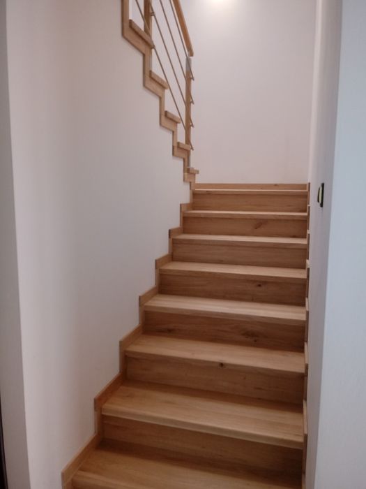 Schody drewniane stopnie półkowe barierki parapety